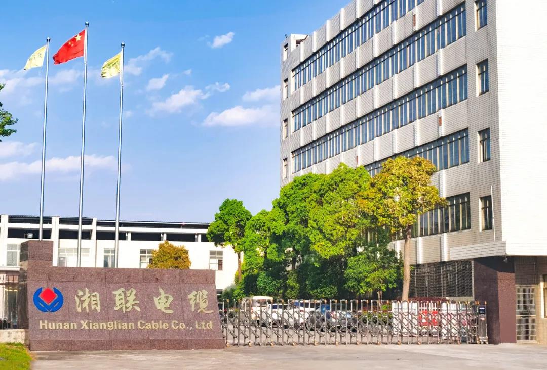 今日小雪，用一組湘聯(lián)小伙伴拍攝的美照來迎接廠區(qū)的冬天！